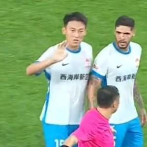 王鹏遭遇交通事故后，西海岸球迷在比赛第15分钟高喊王鹏加油